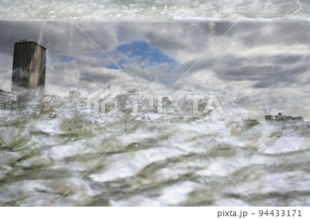 水流と堂島川の高層ビル 94433171