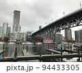 カナダのバンクーバー内の橋 94433305
