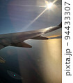 日本の上空を飛んでいる飛行機 94433307