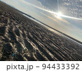 海岸から見た陽の光 94433392