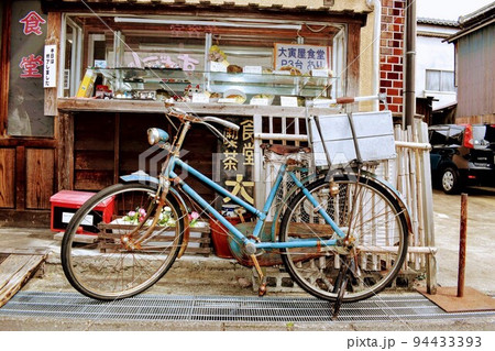 レトロ感じる懐かしの自転車 レトロ感じる懐かしの自転車 94433393