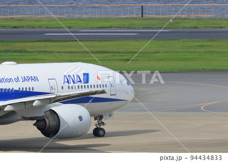 滑走路に向かう旅客機　ジェット機　空港　旅イメージ　出発イメージ 94434833