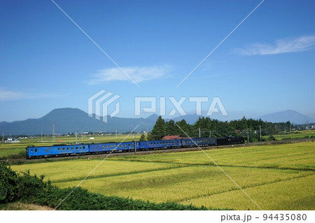 水田地帯を走る東北本線 94435080