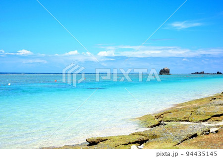 奄美大島　秋の青空と美しい大浜海浜公園 94435145