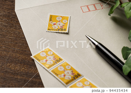 封筒と切手 94435434