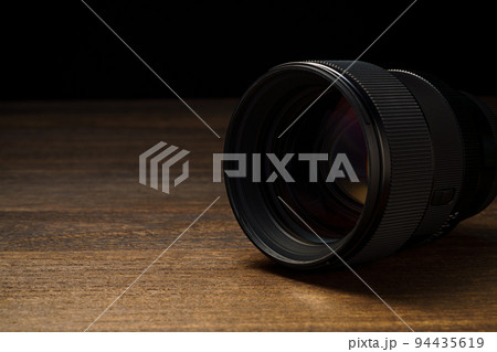 カメラのレンズ 94435619