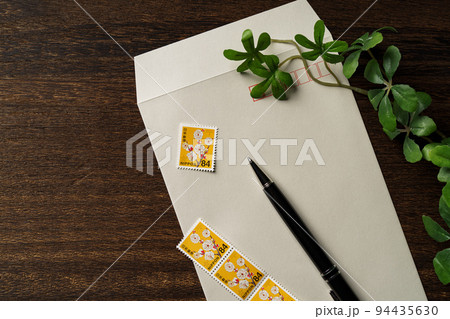 封筒と切手 94435630