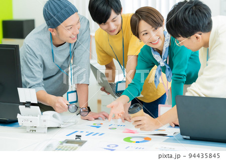 明るいオフィスで働くビジネスチーム 94435845