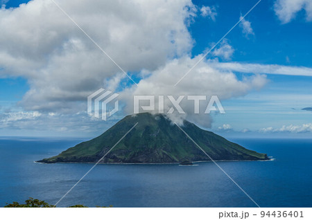 八丈島からの八丈小島の眺め　絶海の無人島 94436401