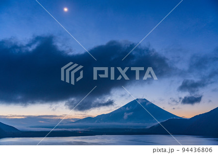 (山梨県)夜明け前の本栖湖から望む富士山 (山梨県)夜明け前の本栖湖から望む富士山 94436806