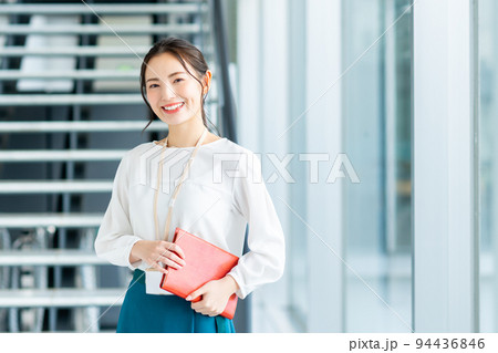 若いビジネスウーマン　 94436846