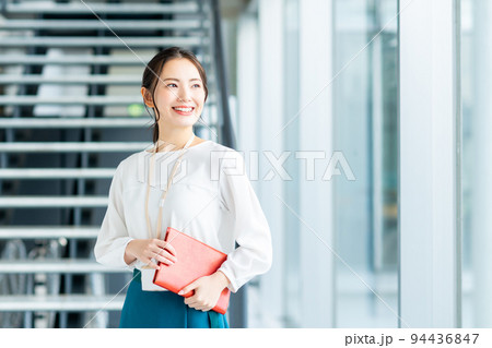 若いビジネスウーマン　 94436847