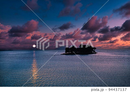 日の入りの宍道湖 夕暮 夕日 日の入りの宍道湖 夕暮 夕日 94437137