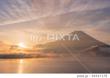 (山梨県)本栖湖から望む富士山、黄金色の夜明け (山梨県)本栖湖から望む富士山、黄金色の夜明け 94437176