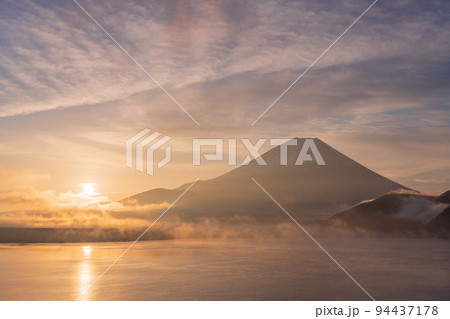 (山梨県)本栖湖から望む富士山、黄金色の夜明け (山梨県)本栖湖から望む富士山、黄金色の夜明け 94437178