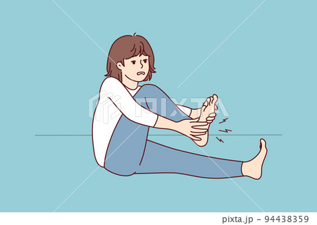 Woman suffer from leg cramp 94438359