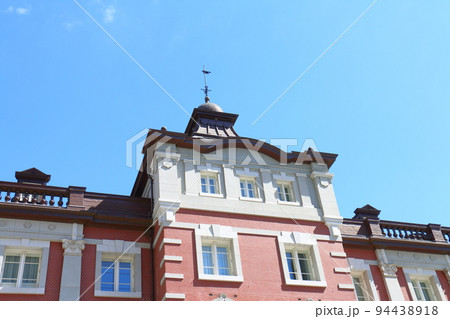東京駅丸の内口　東京都千代田区丸の内 赤レンガ造りのレトロモダンな建物ターミナル駅と高層ビル 94438918