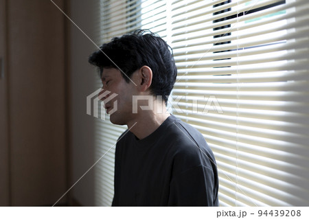 倦怠感に苦しむ男性 倦怠感に苦しむ男性 94439208