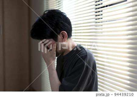 倦怠感に苦しむ男性　 94439210