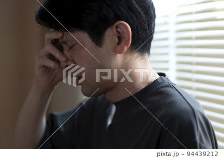 倦怠感に苦しむ男性　 94439212