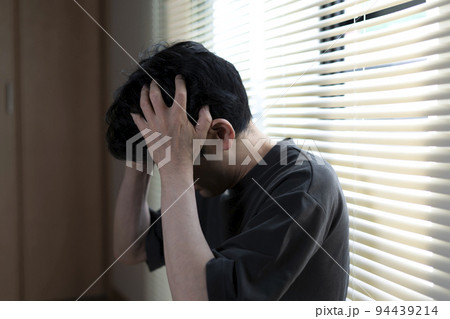 倦怠感に苦しむ男性　 94439214
