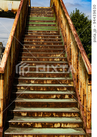 交差点に架かる歩道橋 交差点に架かる歩道橋 94439630
