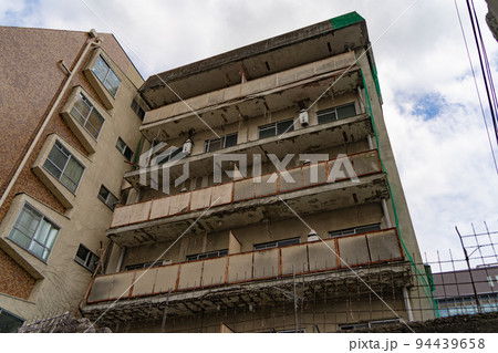 老朽化して無人となった廃マンション 老朽化して無人となった廃マンション 94439658