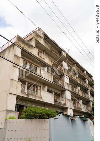 老朽化して無人となった廃マンション 94439659