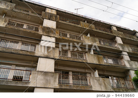 老朽化して無人となった廃マンション 老朽化して無人となった廃マンション 94439660