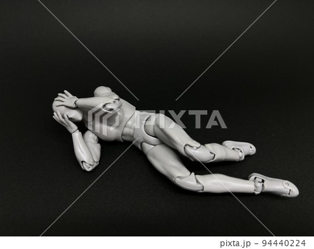 恥ずかしさで床に転がって悶絶するデッサン人形 94440224