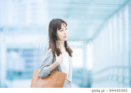 通勤するビジネスウーマン  94440362