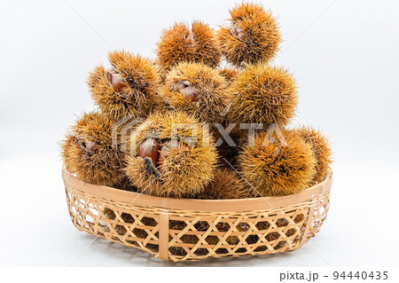 かごに盛られたいがぐり 94440435