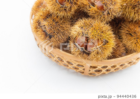 かごに盛られたいがぐり 94440436