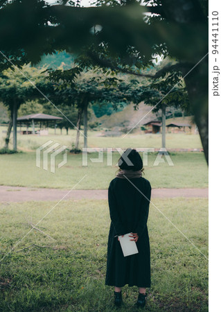 木下に佇む女性 94441110