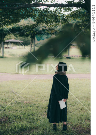 木下に佇む女性 94441111