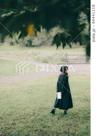 木下に佇む女性 94441118