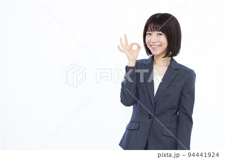 OKサインをしている30代のビジネスウーマン OKサインをしている30代のビジネスウーマン 94441924