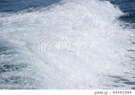 島へ渡るフェリーの水しぶき 島へ渡るフェリーの水しぶき 94441994