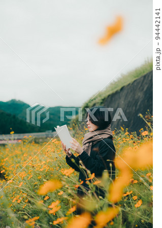 花と女性 94442141