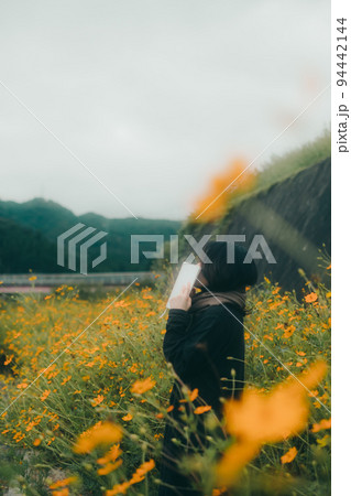 花と女性 花と女性 94442144