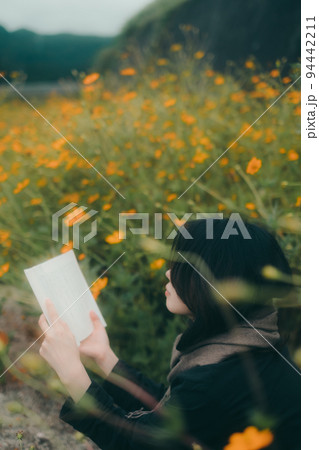 花と女性 94442211