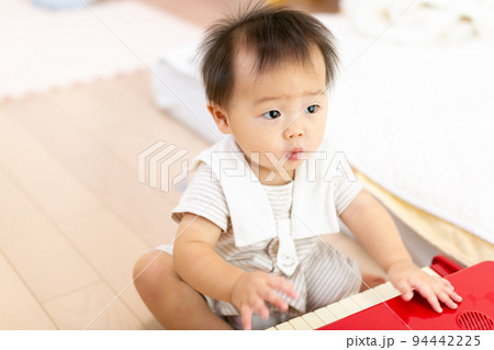 ピアノで遊ぶあかちゃん 乳児 ピアノで遊ぶあかちゃん 乳児 94442225