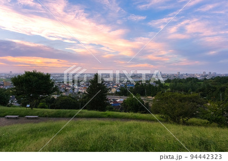 東京都多摩市 聖蹟桜ヶ丘、夕暮れの桜ヶ丘公園、ゆうひの丘 94442323