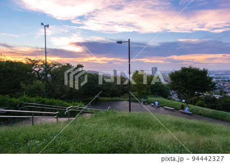東京都多摩市 聖蹟桜ヶ丘、夕暮れの桜ヶ丘公園、ゆうひの丘 東京都多摩市 聖蹟桜ヶ丘、夕暮れの桜ヶ丘公園、ゆうひの丘 94442327