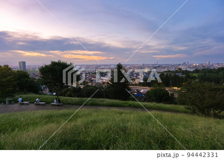 東京都多摩市 聖蹟桜ヶ丘、夕暮れの桜ヶ丘公園、ゆうひの丘 94442331
