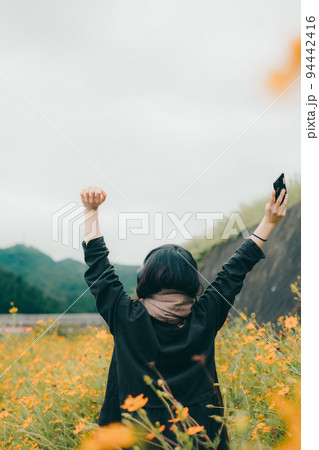 花と女性 花と女性 94442416