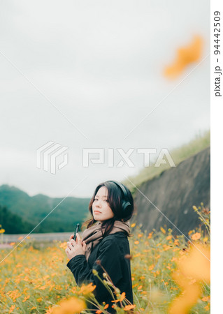 花と女性 94442509