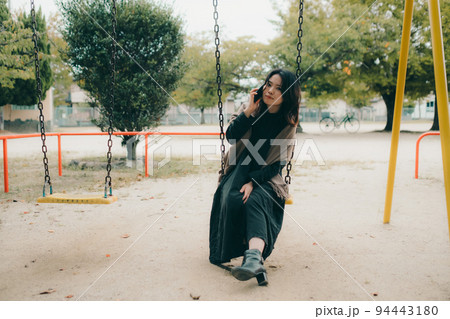 公園に佇む女性 94443180