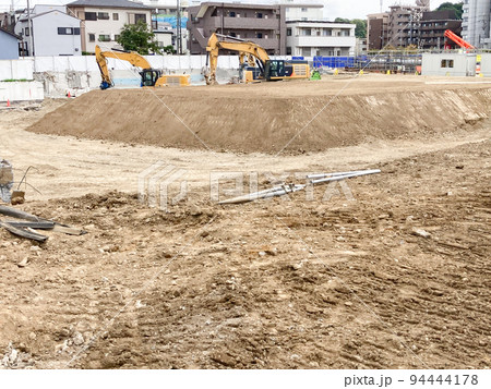 首都圏の宅地造成をするマンションビル建築予定の土地 重機 94444178