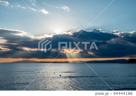 七里ヶ浜の冬の夕景 94444186